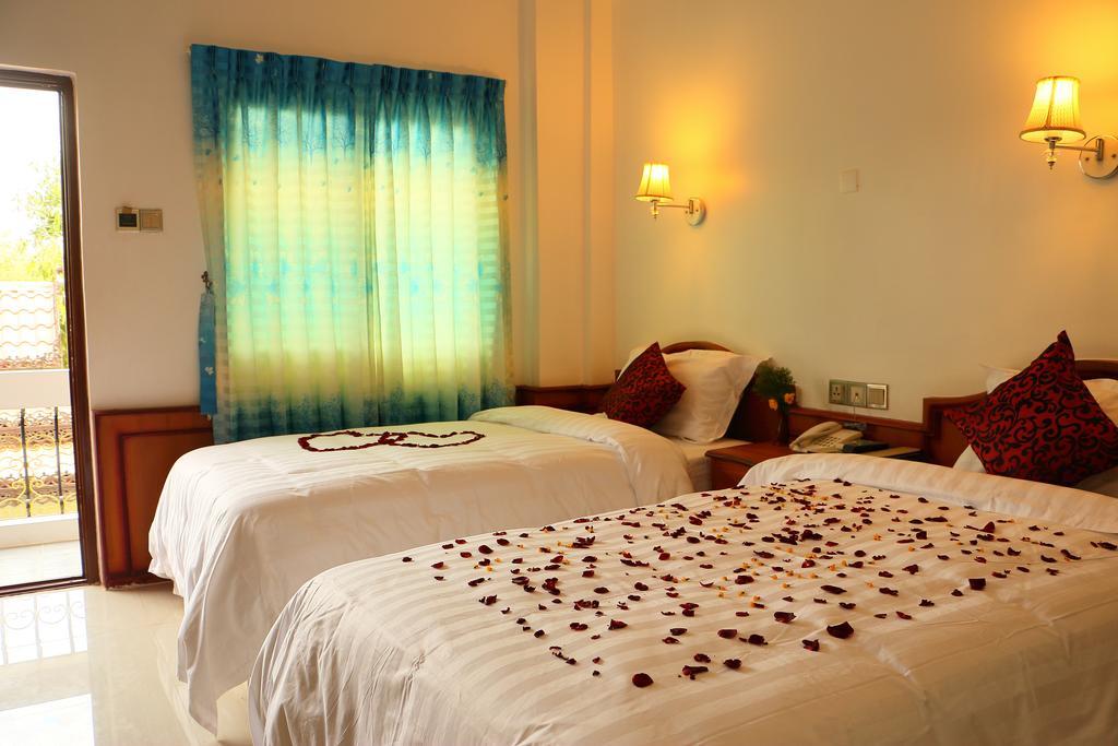 Mandalay White House Hotel Room photo